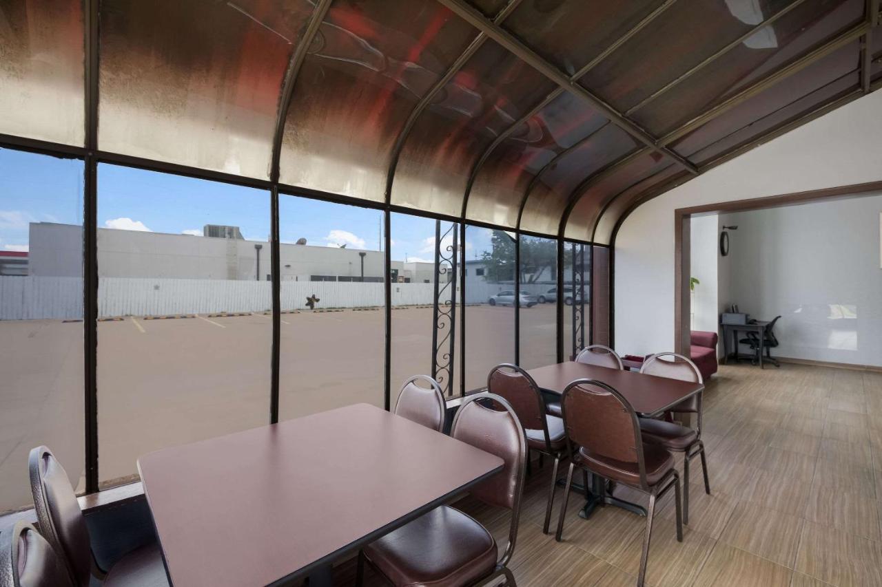 Econo Near The Domain - The Arboretum Lodge *